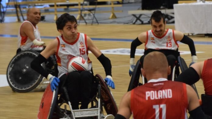 • España, Italia, Polonia y República Checa se disputarán este fin de semana el prestigioso Torneo Internacional • Un evento que llega a Arganda dentro del calendario elaborado por el Ayuntamiento dentro del distintivo de Ciudad Europea del Deporte • Un fin de semana de apuesta por el deporte inclusivo para llegar a todos los rincones del municipio con un buen puñado de actividades Arganda del Rey será este fin de semana sede del Torneo Internacional de Rugby en Silla de Ruedas. Un prestigioso evento que se disputarán las selecciones de España, Italia, República Checa y Polonia, y que se enmarca en el calendario elaborado por el Ayuntamiento dentro del distintivo de Ciudad Europea del Deporte. Desde el próximo viernes 16, cuando tendrá lugar la llegada de la selección Española, a la que se podrá ver entrenar en la Ciudad Deportiva a las 17.30 horas, Arganda del Rey se convertirá en el epicentro mundial del Rugby en Silla de Ruedas. Lo hará con el calendario de encuentros preliminares del sábado y la gran final del domingo, además de la disputa por el tercer y cuarto puesto. Dentro de esa apuesta por el deporte inclusivo, también se ha organizado una actividad, ‘Siéntate y Juega’, para poner en valor el esfuerzo de estos deportistas de élite. El Torneo Internacional de Rugby en Silla de Ruedas podrá verse en directo con entrada libre en la Ciudad Deportiva Príncipe Felipe de Arganda del Rey o a través del streaming que realizarán desde la organización del evento.