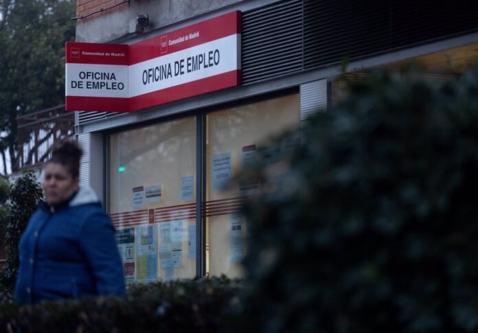 El paro baja en 130.197 personas en 2023, hasta su menor nivel en 16 años