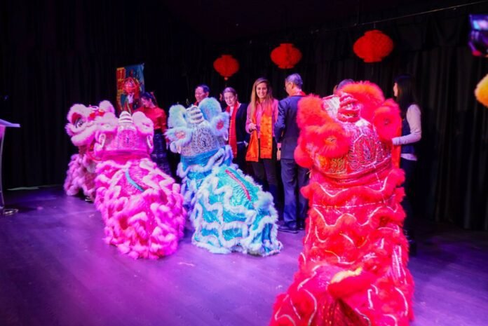 La delegada de Cultura, Turismo y Deporte, Marta Rivera de la Cruz, y la concejala de Usera, Sonia Cea, inauguran la programación de actividades para celebrar el Año Nuevo chino, el Año del Dragón,