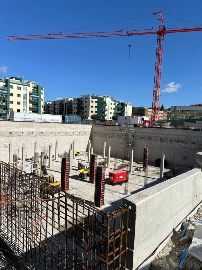 Arganda.- Las obras de construcción del futuro Cuartel de la Guardia Civil avanzan con la instalación de los pilares