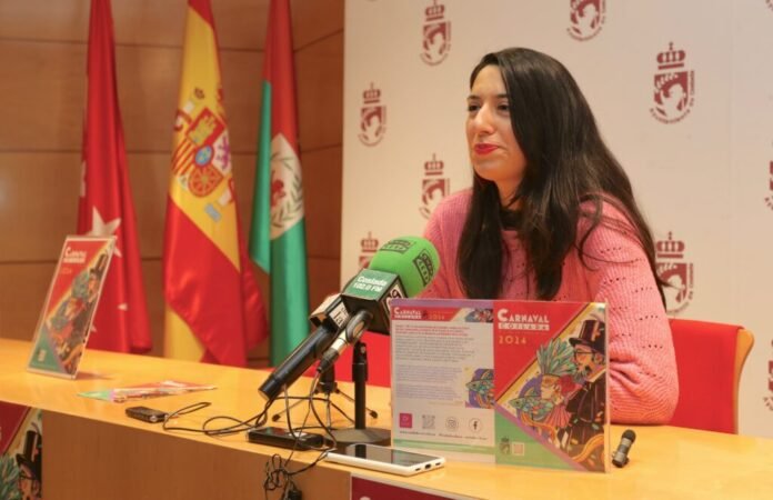 La Concejalía de Cultura del Ayuntamiento de Coslada, junto con otras Áreas, ha diseñado un programa para grandes y pequeños, durante los días 9, 10 y 14 de febrero, que en esta ocasión ofrece más actividades y 8 grandes eventos. Esta mañana la concejala delegada de Cultura, Emi Escudero, ha querido poner en valor “una de las fiestas más y multitudinarias de esta ciudad. Es un espacio de convivencia y también donde se demuestra un poco esa rebeldía ciudadana, que también da pie a la crítica sana. Va a haber muchísima diversión, así que animo a todos los vecinos y vecinas a participar en todas las actividades”. Del mismo modo, la edil delegada ha querido mostrar su más sincero “agradecimiento a todas las peñas, asociaciones, escuelas y comparsas que participarán en las distintas actividades, así como a los trabajadores y trabajadoras municipales, porque sin su dedicación este Carnaval tampoco sería posible”. Declaraciones concejala delegada Emi Escudero 1 Declaraciones concejala delegada Emi Escudero 2 Declaraciones concejala delegada Emi Escudero 3 El Carnaval de Coslada comenzará el viernes 9 de febrero, a partir de las 17.00 horas, en el campo de fútbol La Vía, con el Carnaval Infantil. Después, entre las 20.00 y las 22.00 horas, el Teatro Municipal acogerá el espectáculo Tres Carnavales, con chirigotas, actuación del Grupo de Samba, Salsa y Danzas Iberoamericas y Drag Queen. Desfile multicultural Al día siguiente, el sábado 10 de febrero se celebrará el PreCarnaval, en la Plaza de los Comuneros, entre las 13.00 y las 17.00 horas, en colaboración con las peñas locales. A continuación, el Gran Pasacalles de Carnaval, la actividad principal del programa, con un total de 38 comparsas y la participación de las propias peñas, entidades, batucadas y el pasacalles ‘Carnaval de las Culturas’ de la Asociación Rumiñahui. El desfile partirá del Rompeolas y terminará en el campo de fútbol de La Vía alrededor de las 18.00 horas. Tras el Gran Pasacalles, en La Vía llegará el momento de disfrutar del tradicional concurso de disfraces, el baile con la Orquesta Vega y el Carnaval Joven, a partir de las 23.30 horas con los DJs de Hit FM. La fiesta en la carpa municipal se prolongará hasta las 03.30 horas de la madrugada. Como cada año, la programación del Carnaval de Coslada se cerrará el miércoles 14 de febrero con el imprescindible Entierro de la Sardina, en la Plaza del C.C. Antonio López entre las 17.00 y las 20.00 horas. Como novedad, en esta ocasión se repartirán unas sardinas muy especiales, elaboradas por un hostelero local.