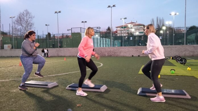 El Ayuntamiento de Móstoles, a través de la Concejalía de Deportes, va a proceder a la ampliación durante todo el mes de febrero de las jornadas de puertas abiertas del Cubofit, y ofrecerá de manera gratuita los servicios a todos los vecinos, mayores de 15 años, que quieran probar esta pionera iniciativa deportiva. Posteriormente, se podrá disfrutar de la actividad por 2 euros por sesión, que se podrán pagar a través de la aplicación que se habilita con el cubo. A partir de marzo, los menores de 25 años tendrán un 25% de descuento, por lo que sólo pagarán 1,50 euros por sesión. Los mayores de 65 años, residentes en Móstoles, podrán hacerlo de manera gratuita. Esta novedosa instalación deportiva ubicada en Parque Coimbra permite realizar actividad física guiada en el exterior. Se trata de una instalación móvil en forma de cubo, Cubofit, dotada de material de fitness para poder entrenar bajo la supervisión de un entrenador. Además, permite flexibilidad en el entrenamiento al poder elegir cuándo y cuántos días puedo realizar la clase, sin tener que inscribirse por mensualidades o trimestres. El único requisito es comenzar y terminar la sesión de entrenamiento a las horas en punto. El Cubo de Fitness, ubicado en la calle Eucalipto, prestará servicio de lunes a domingo, en horario de 11:00 h a 22:00 h.