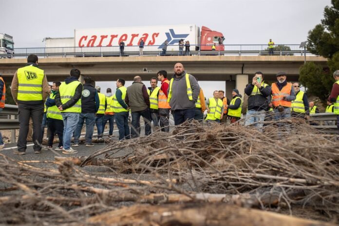 Agricultores claman en defensa del campo con una 'tractorada' que generó complicaciones en vías de acceso a Madrid