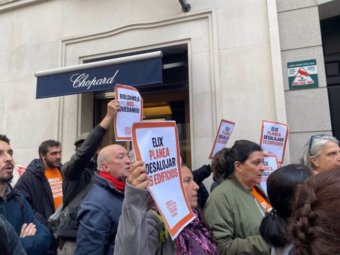 AV.- Vecinos de tres barrios de Madrid exigen a la empresa Elix que no compre sus viviendas: