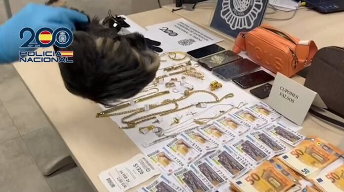 Tres detenidos por engañar a una anciana con el método del 'tocomocho' Tres detenidos por engañar a una anciana con el método del 'tocomocho'