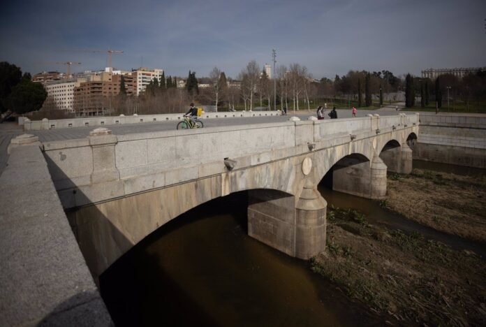 Un juez permite a Almeida celebrar este domingo su 'mascletà' en el Puente del Rey de Madrid Río