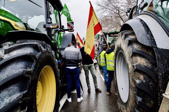 Agricultores y ganaderos protestan ante el Ministerio de Agricultura