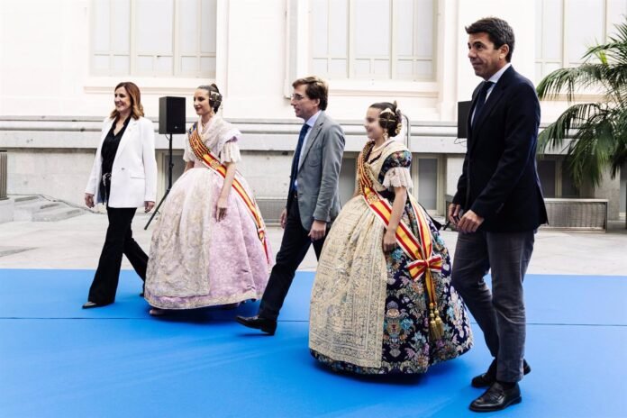 Almeida recibe a la alcaldesa de Valencia antes de la mascletà