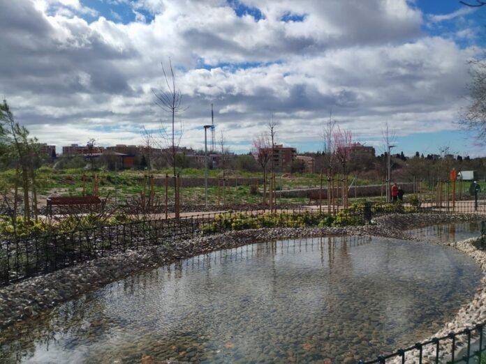 Ciudad Lineal estrena su 'Madrid Río' particular en el parque Tres Luces con senderos y un circuito biosaludable