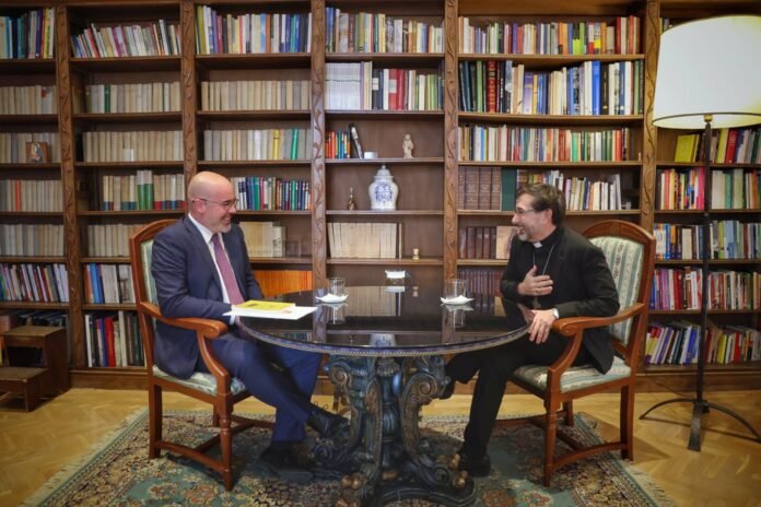 El delegado del Gobierno se reúne con el arzobispo de Madrid para abordar una posible colaboración en justicia social
