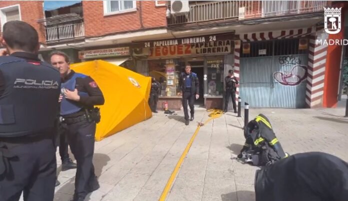 Sucesos.- Muere electrocutado un trabajador en el incendio de una papelería en Tetuán