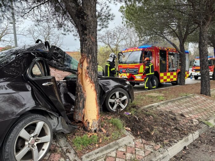 Accidente de tráfico en la avenida del Parque en Tres Cantos