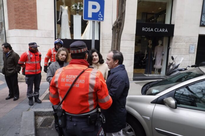 El uso irregular de plazas y tarjetas para personas con movilidad reducida se rebaja hasta las 1.600 denuncias en 2023