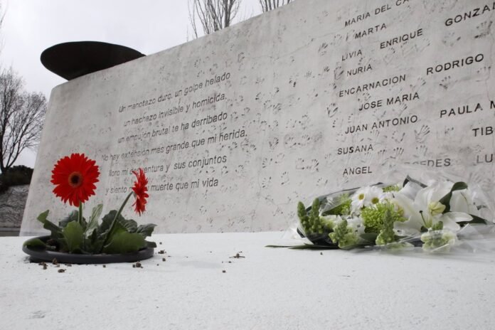 víctimas del 11M el día 17 en el monumento del parque La Alhóndiga víctimas del 11M el día 17 en el monumento del parque La Alhóndiga
