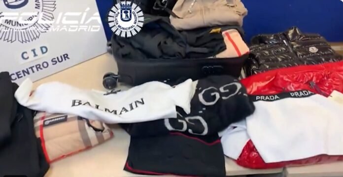 Dos detenidos sorprendidos con droga y maletas con prendas falsificadas en su coche