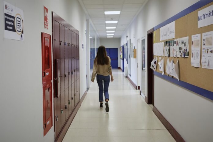 información a alumnos que terminan el colegio en la feria Aula 1