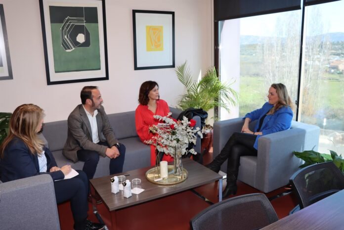 Alcaldesa y subdelegada del Gobierno estudian un posible servicio permanente del DNI en el municipio