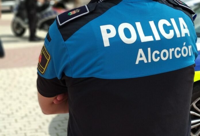 Policías salvan la vida a una anciana que sufrió un infarto en la calle en Alcorcón