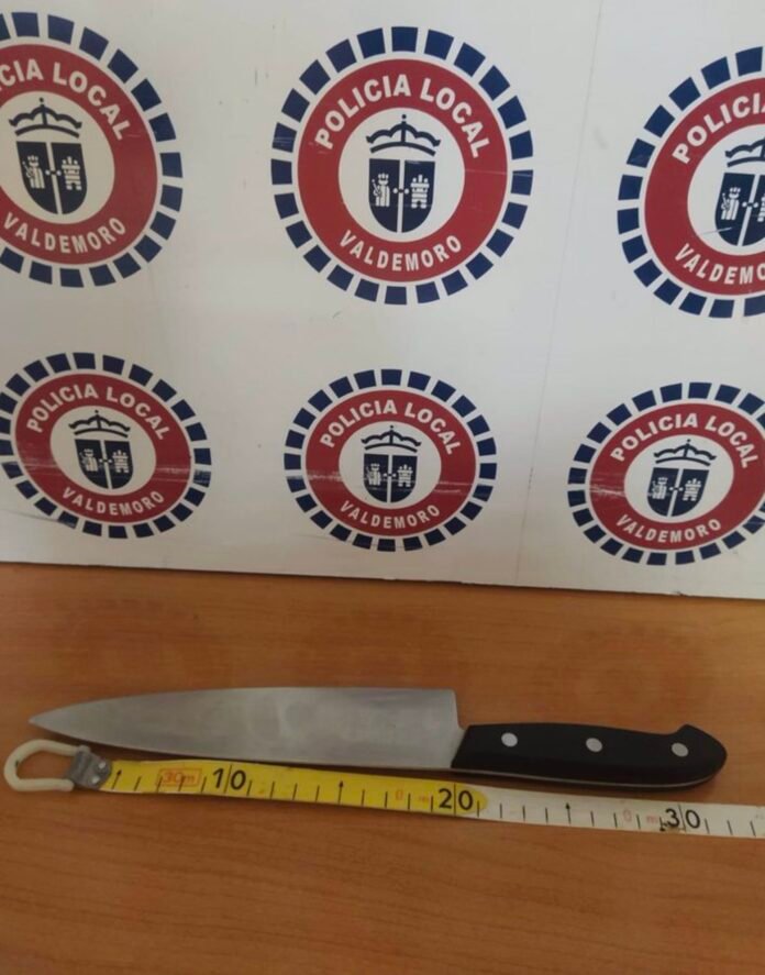 Detenida una mujer que apuñaló la puerta de sus compañeros de piso amenazándoles con matarlos Detenida una mujer que apuñaló la puerta de sus compañeros de piso amenazándoles con matarlos