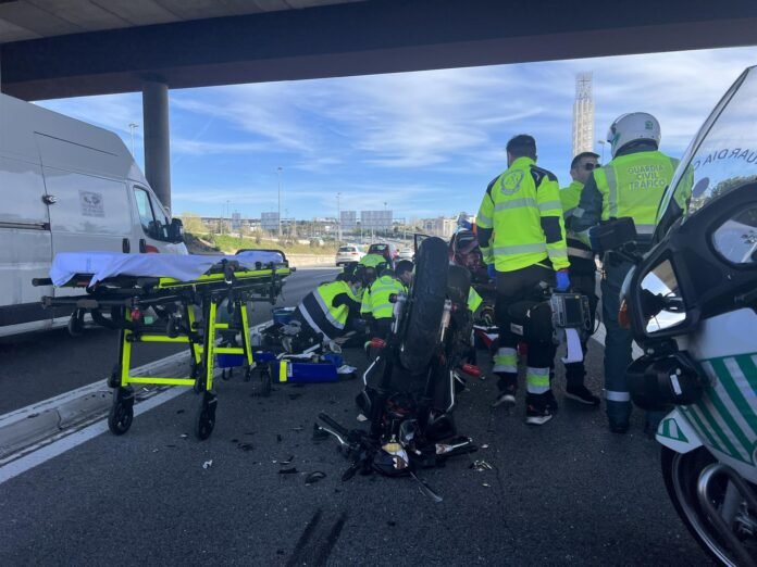 Herido grave un motorista al chocar contra una vehículo en la A-1