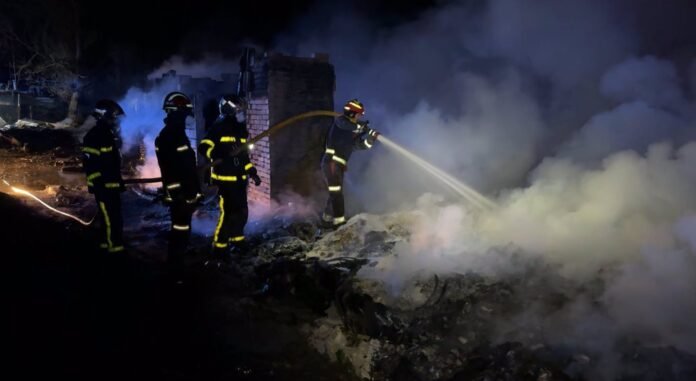 Extinguido un incendio de chatarra en una zona de infraviviendas de Arroyomolinos