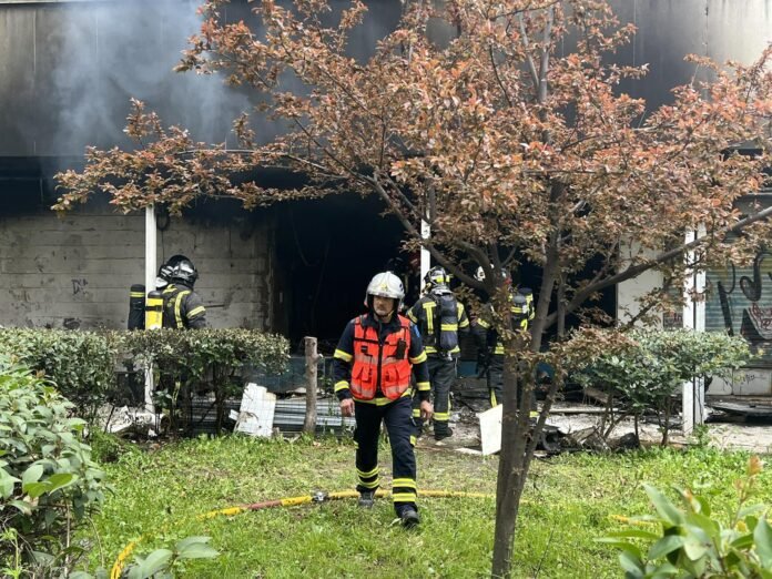 Dos heridos con quemaduras leves en el incendio y explosión de un local en la Elipa