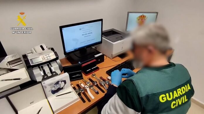 Sucesos.-Detenidas 3 personas acusadas de estafar hasta 8 millones a través de una web fraudulenta de trámites oficiales