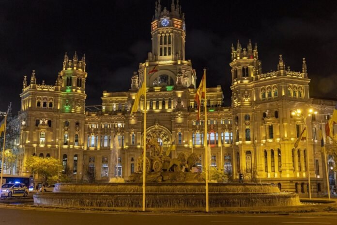 Madrid se suma este sábado a la Hora del Planeta y apaga una hora la Puerta de Alcalá o Cibeles