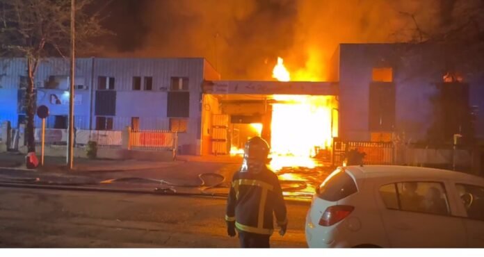 Sucesos.- Un incendio quema 4.800 metros cuadrados de una nave industrial dedicada a la alimentación en Tres Cantos incendio nave en tres cantos