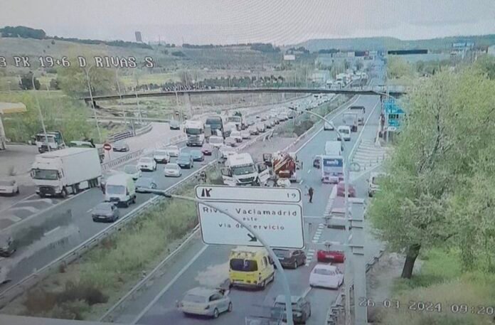 Sucesos.- Un camión se queda cruzado en la A-3 tras sufrir su conductor un infarto en Rivas