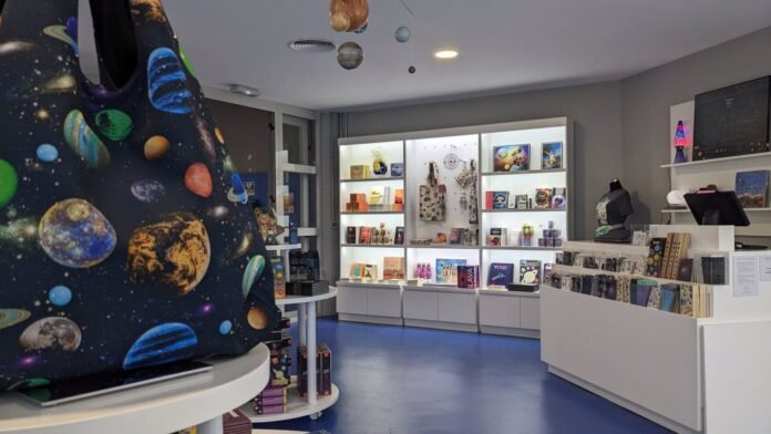 El Museo de Historia y el Planetario de Madrid estrenan tiendas-librería para ayudar a difundir y mejorar su marca
