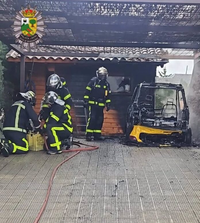 Sucesos.- Arde un vehículo eléctrico enchufado y provoca daños en un chalé de Hoyo de Manzanares