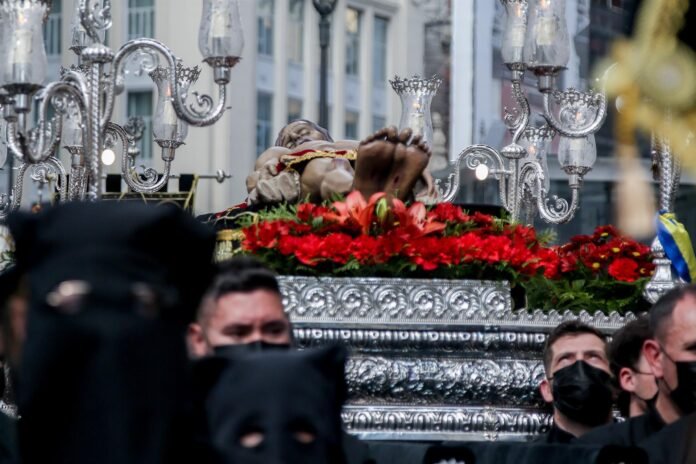 Las procesiones de Semana Santa se despiden en la capital este Sábado Santo con la Soledad