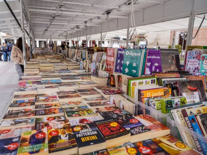 Torrejón.- Libros clásicos, de historia o publicaciones infantiles, en la Feria del Libro de Ocasión de la Plaza Mayor