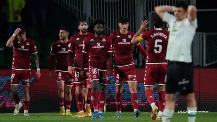 El Alcorcón resiste con nueve, gana al Racing y sale del descenso