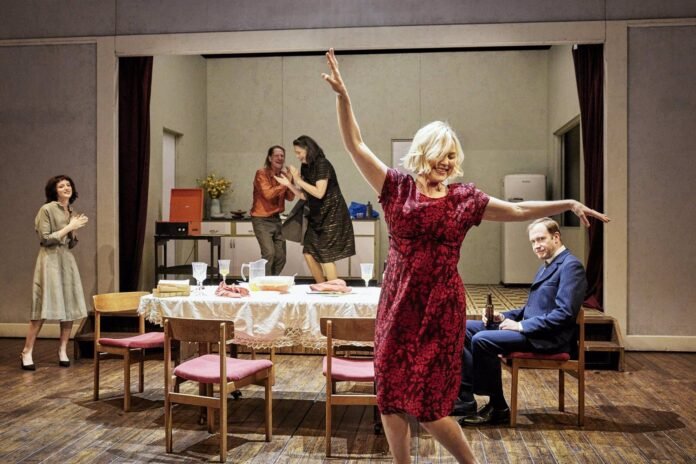 El dramaturgo británico Alexander Zeldin estrena hoy en Canal 'Las confesiones', retrato íntimo de la vida de una mujer