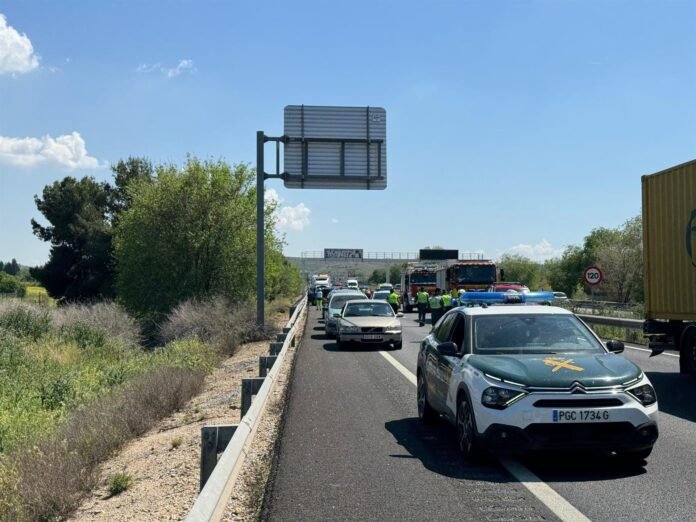 Dos heridos graves en una colisión entre un todoterreno y un camión en la A-3