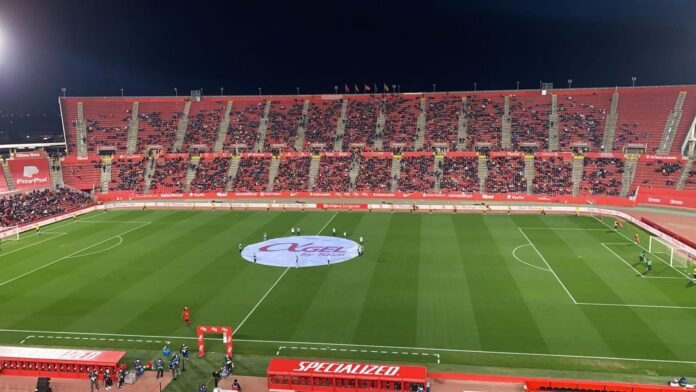 Identificado un menor por hacer gestos racistas y tirar botellas en el partido entre RCD Mallorca y Real Madrid