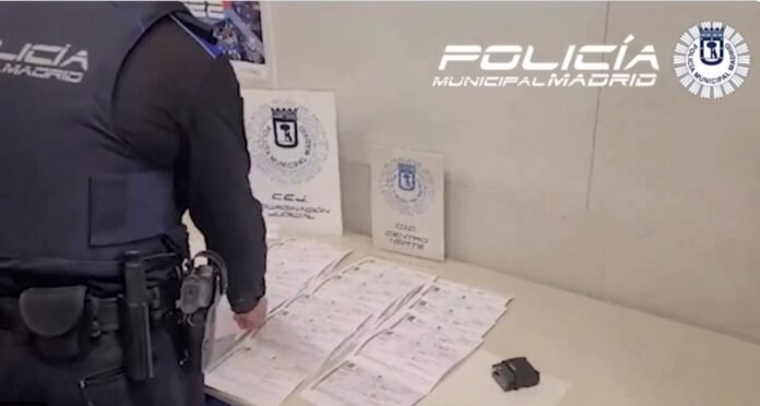 Incautados 120.000 euros ocultos en una 'caleta' debajo de la alfombrilla de un coche en Hortaleza Incautados 120.000 euros ocultos en una 'caleta' debajo de la alfombrilla de un coche en Hortaleza