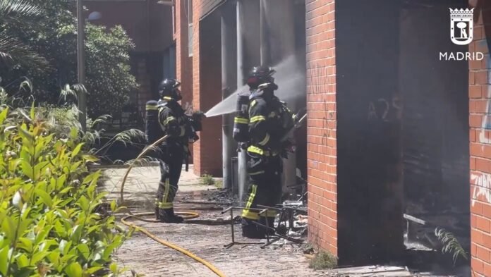 Cinco dotaciones de Bomberos sofocan un incendio en un inmueble de Puentes de Vallecas con 9 intoxicados leves