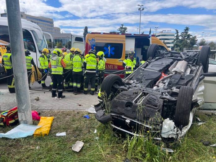 Grave una mujer de 64 años al volcar su coche en la A-1 y quedar atrapada en su interior