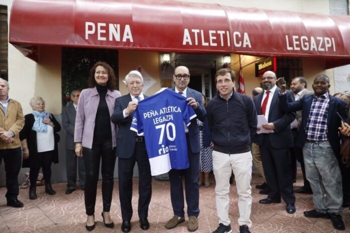 La Peña Atlética de Legazpi celebra sus 70 años con una placa conmemorativa La Peña Atlética de Legazpi celebra sus 70 años con una placa conmemorativa