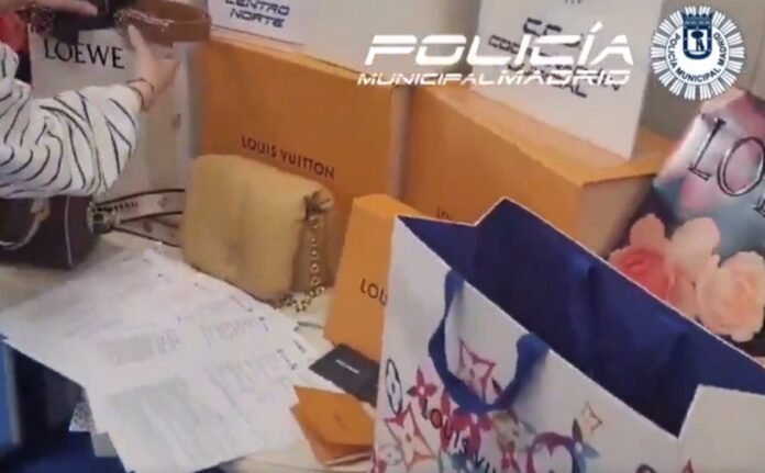 Detenida por estafar más de 9.500 euros con la venta de bolsos falsos de Loewe y Vuitton Detenida por estafar más de 9.500 euros con la venta de bolsos falsos de Loewe y Vuitton