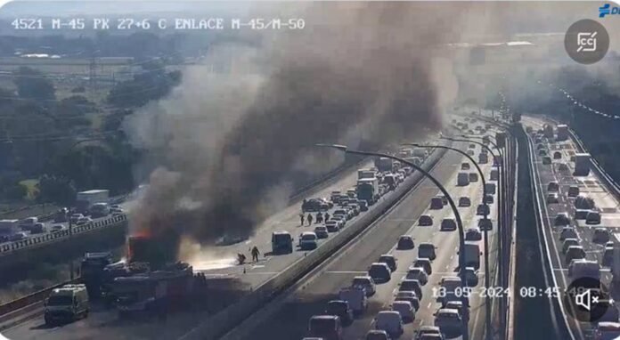 Retenciones en la M-45 tras el incendio de un camión en el entorno de El Cañaveral Retenciones en la M-45 tras el incendio de un camión en el entorno de El Cañaveral