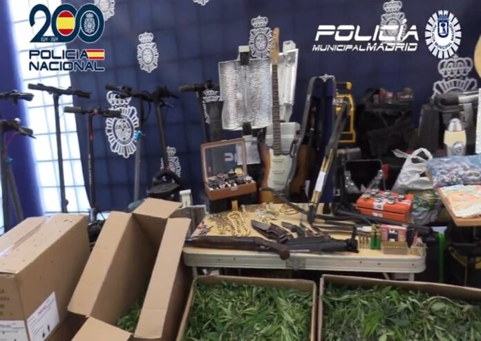 Desmantelados dos 'narcopisos' en Latina con 200 plantas de marihuana dinero y joyas de gran valor