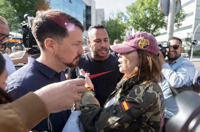 Insultos y amenazas a Irene Montero y Pablo Iglesias a su llegada a los juzgados: 