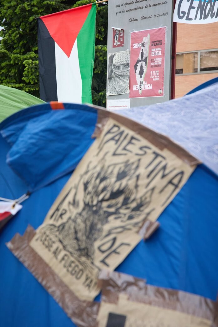 Detenidos tres jóvenes por insultar y amenazar a los acampados palestinos de la UCM con proclamas neonazis