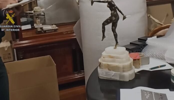 Intervenidos 18 lotes de piezas de marfil de elefantes que se subastaban sin autorización en Madrid Intervenidos 18 lotes de piezas de marfil de elefantes que se subastaban sin autorización en Madrid