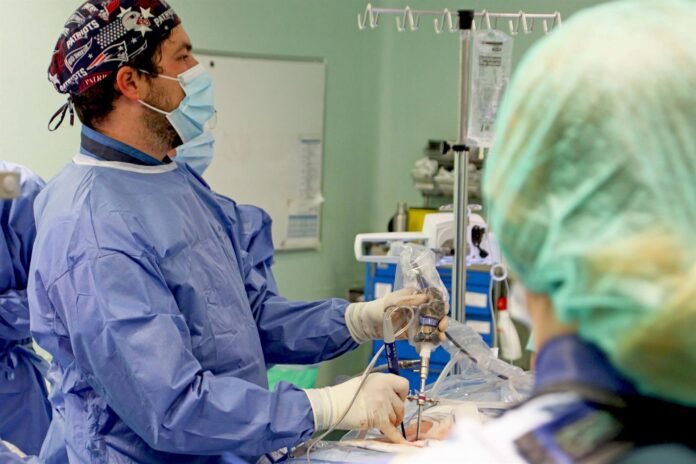 Traumatología del Hospital de Torrejón incorpora la cirugía endoscópica de columna