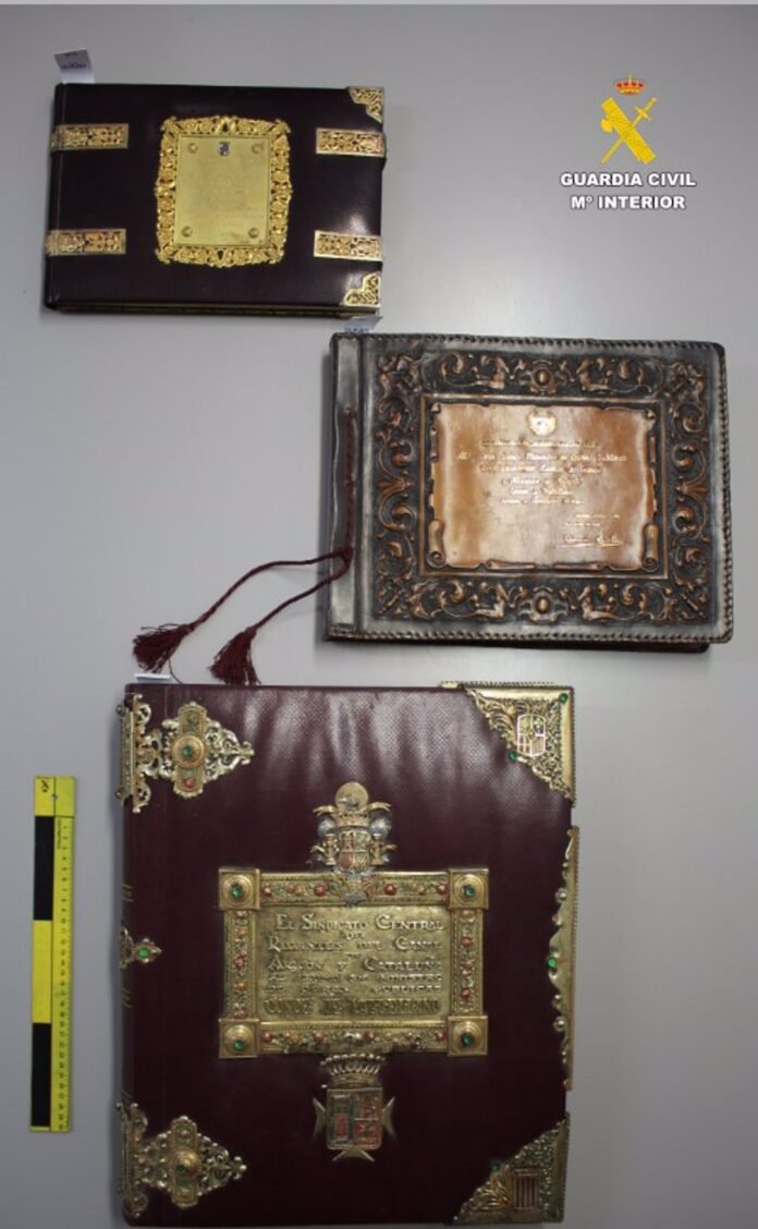 Dos detenidos por el robo en La Granja (Segovia) de tres libros 